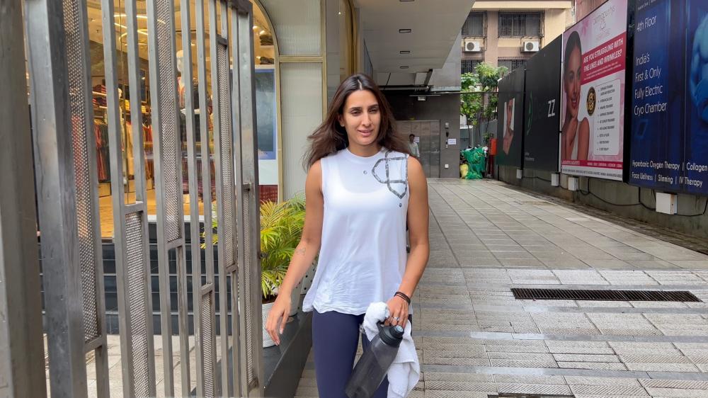 pragya-kapoor-was-snapped-at-the-gym-in-bandra-keeping-her-fitness-game-strong